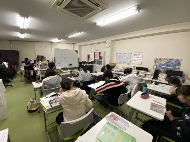 「先生、もっと英語の問題を解きたいので、問題ください！」期末テスト対策中は生徒が積極的です！　