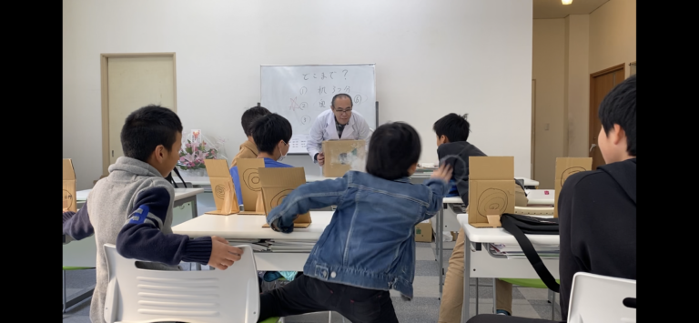 空気砲はどこまで届くかな？　理科実験教室を広くなった１F の新教室で行いました！