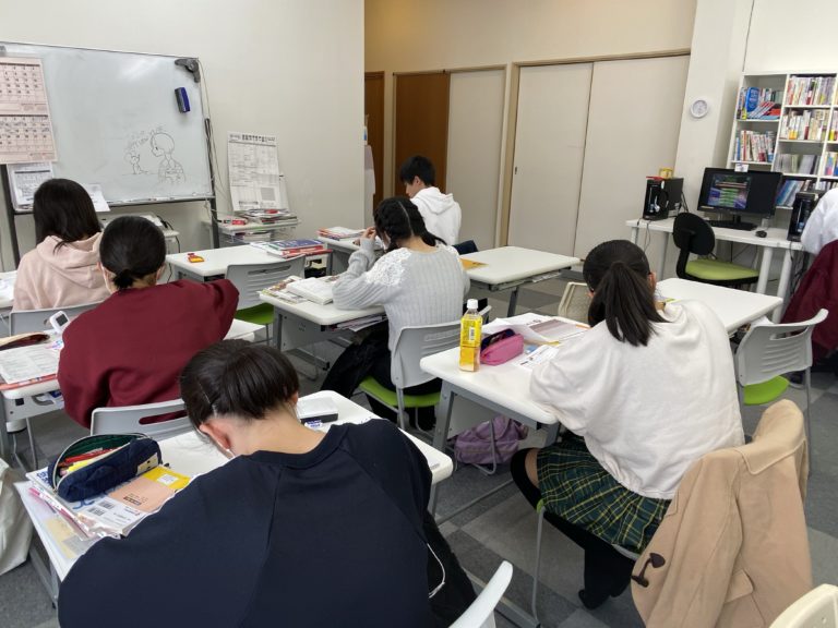 明日の模試に向け、中3生がしっかり準備をしていました。