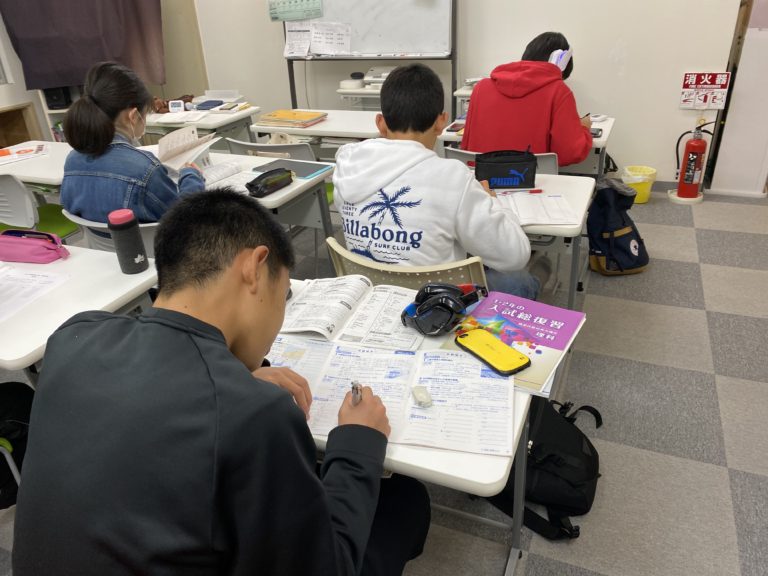 中２生がみずから成績アップを宣言！　しっかり態度にも現れています！