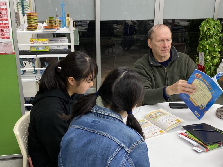 英検の一次試験合格者に、二次試験（面接）の練習を実施しています