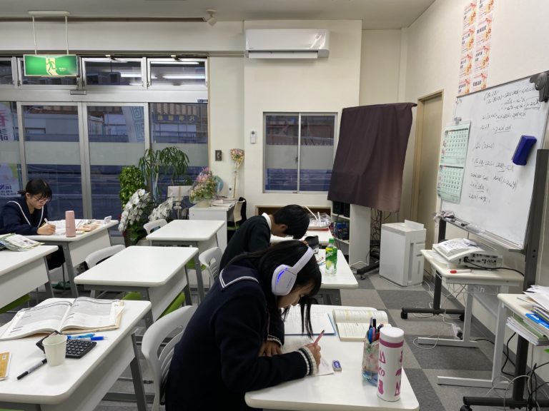 少しでも塾の勉強環境を良くするために、エアコンを増設しました！