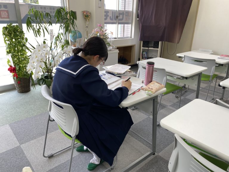 高校生がテスト期間中なので塾を早く開けたら、ちゃっかり受験生も早くきてくれました！