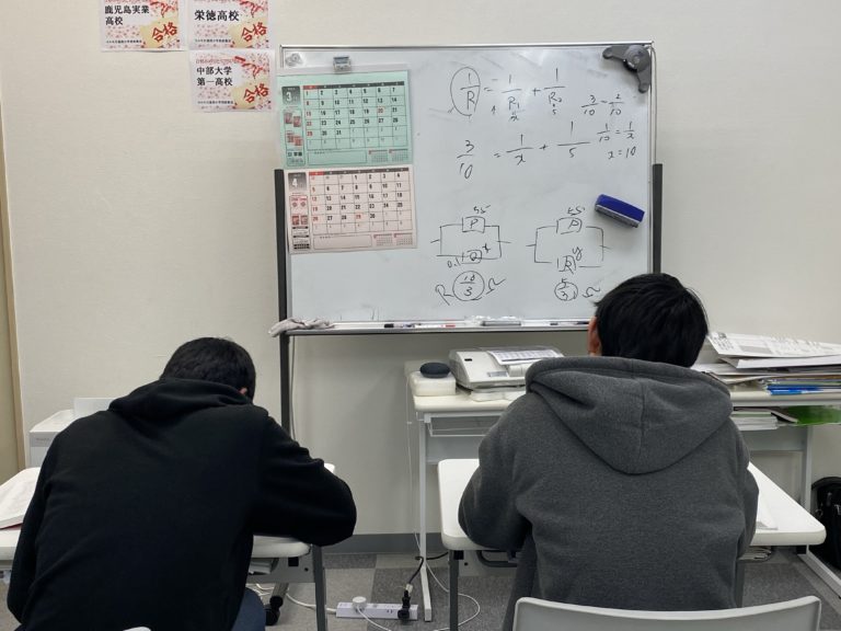 明日は、Ｂグループの学力検査です！　理科を中心に、１点でも多く取れるよう最後の復習を行いました！