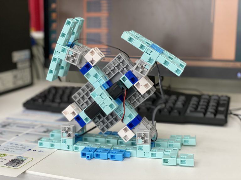 四足歩行ロボットから、側転しながら進んでいく「側転ロボ！」への進化！