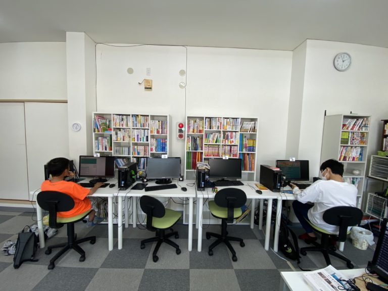 ソーシャル・ディスタンス（社会的距離）を取って、感染拡大防止を徹底します。