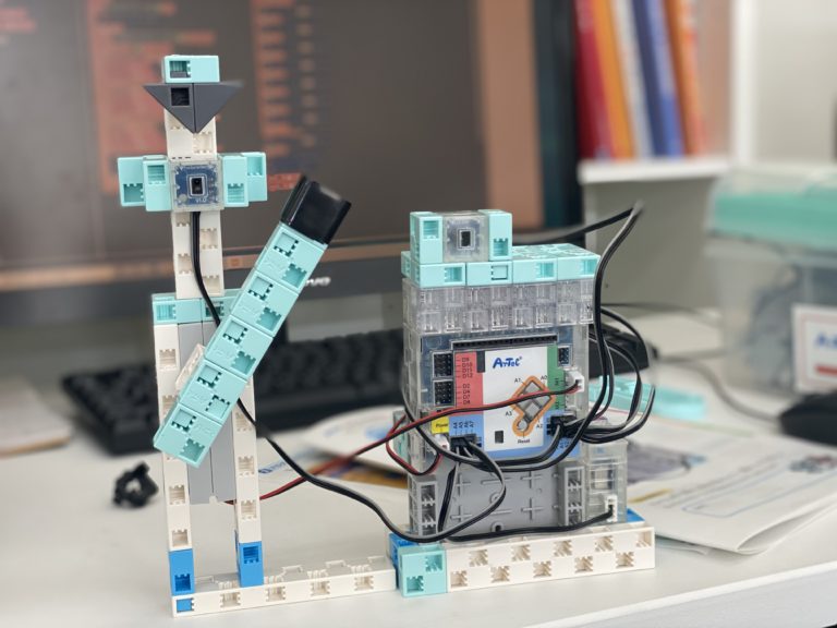 ロボットではなく動くゲーム機を作ってみました