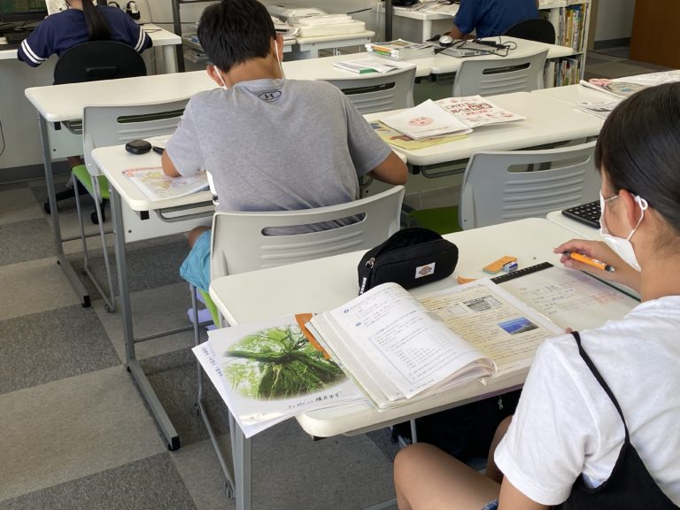 中２、中３が早速ワークを持ってきてどんどん先に進めてくれています！早く終わらせないと、学校が始まっちゃうよ！