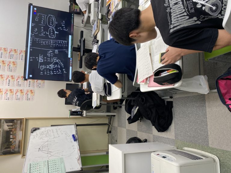 高校生がテスト勉強を頑張っているので、その背中を中学生がしっかり見てくれています！