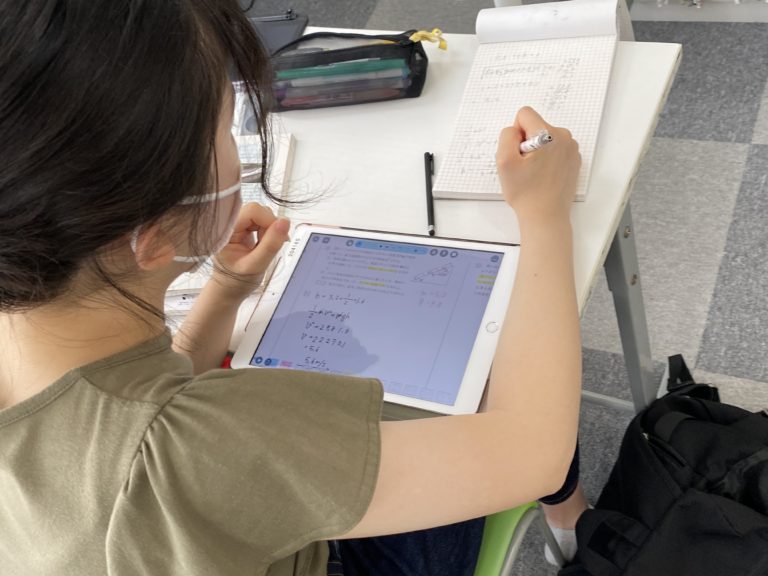 卒塾生から、物理のHELPが！　iPadと電子黒板をつないで、課題の解説を行ってみました。