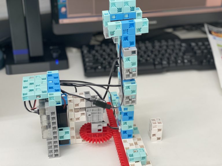 目標物を見つけて、つかんで、回収します！　まるで工場で使われてるロボットみたい！