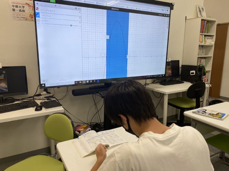 日曜ですが、中間テストに向けて生徒が勉強に来てくれています。