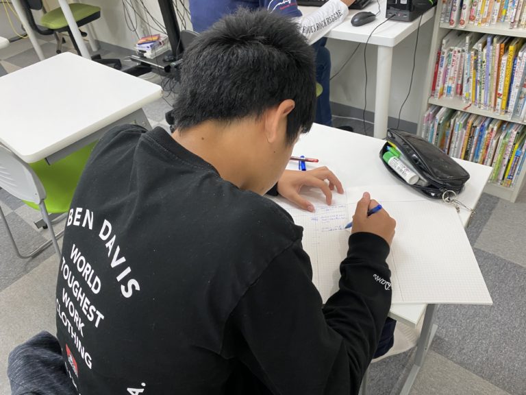 内申アップのために何をすべきか？　早速方眼ノートを使って考えてくれています！