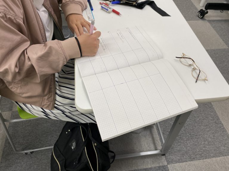 入試対策講座　第４回　明後日の実力テストに向け、演習中心に授業を行いました。方眼ノートで期末テストの振り返りもバッチリです！