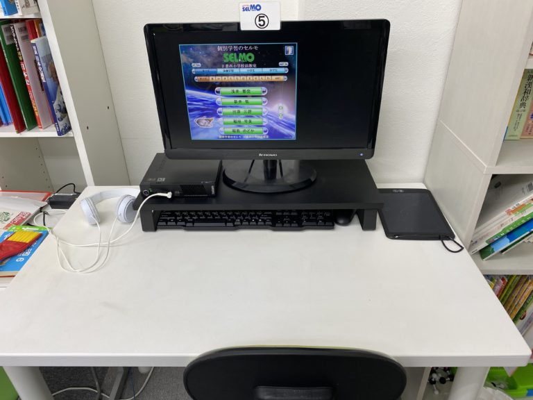 全PCの入替完了！　ディスプレイ台で机の上も広く使えるようになりました！