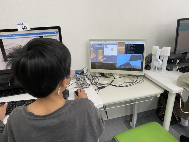 プログラミングでマイクラの世界に巨大な壁が！