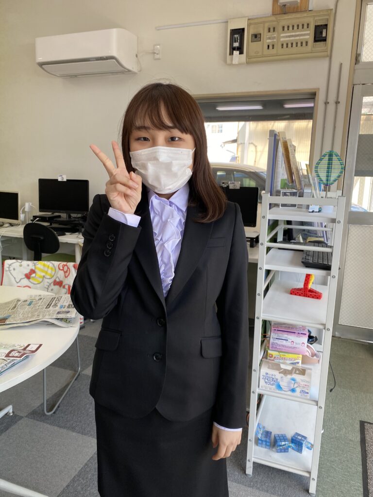 大学の入学式を終えた卒塾生がスーツ姿をお披露目してくれました～