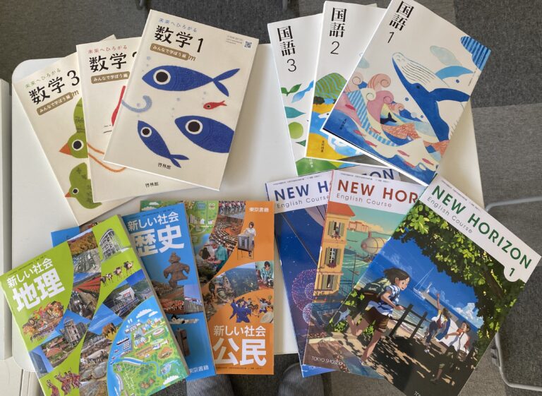 改定された教科書が届きました！　英語だけでなくすべての教科にQRコードがありますね。