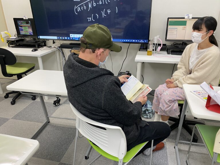 久々にマーク先生が遊びに来てくれたので、英検の二次対策をおねがいしました！