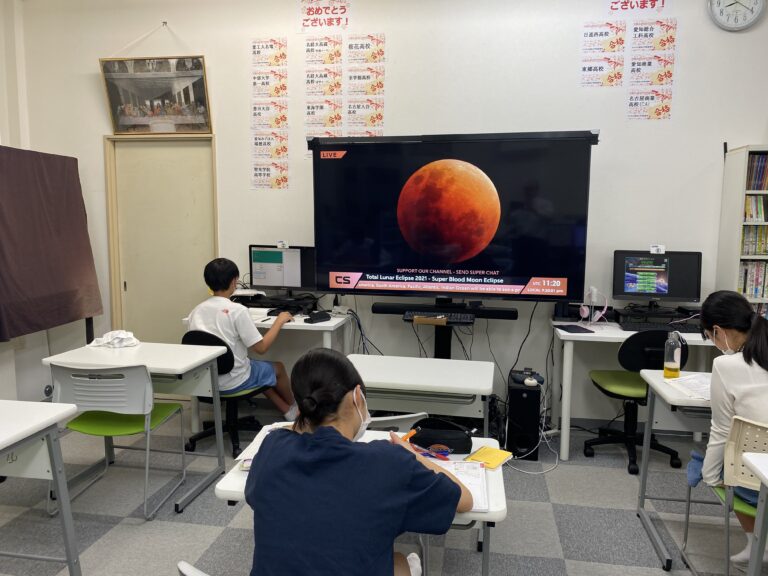 外は曇りで残念でしたが、教室では、きれいな赤銅色の月食の月を見ることができました！