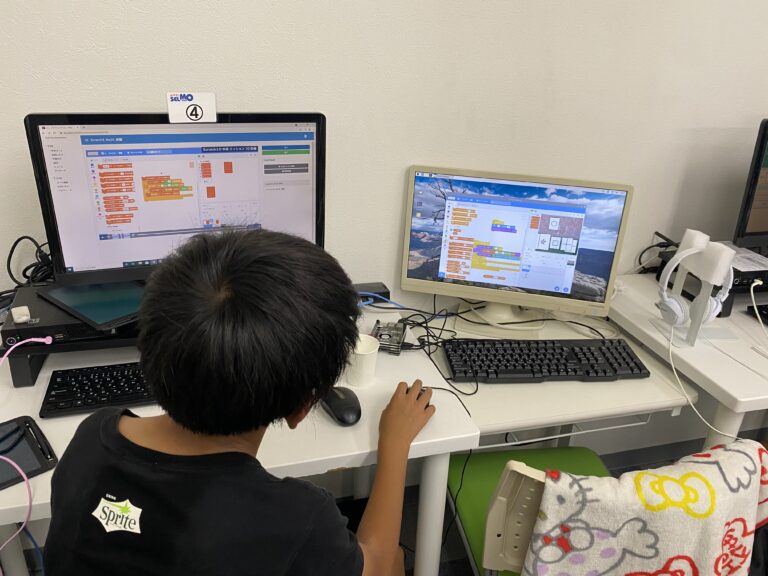 キッズプログラミング教室では、じっくり考えて作品を作っています！