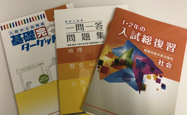 追加の問題集をもらって喜ぶセルモの生徒たち。