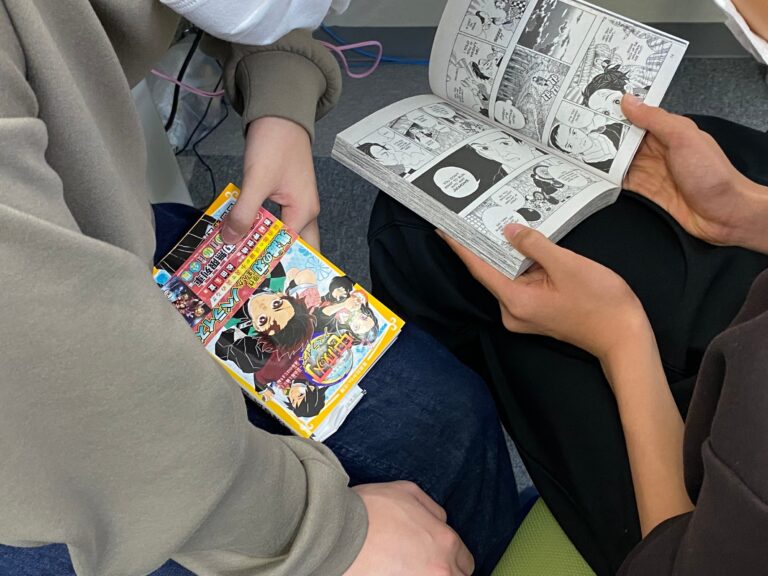 鬼滅の刃の英語版で英語の勉強をする中学生たち