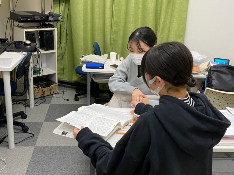 入試対策講座　後半の部　第４回　積極的に先輩に質問してくれています！