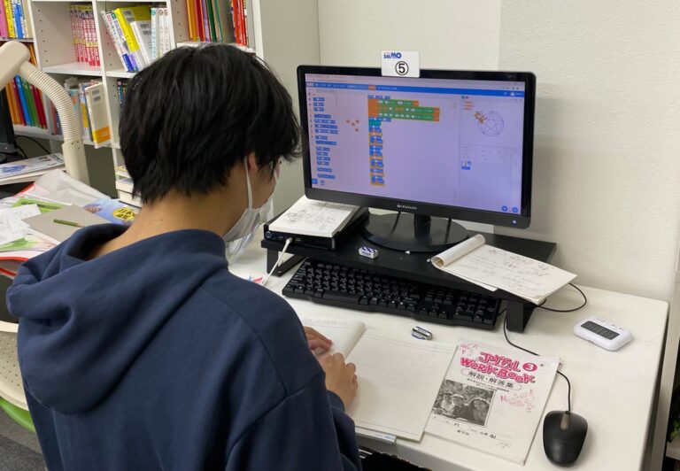 中３生が学校でプログラミングに挑戦中！　大学入試でも情報が追加される時代ですからね！