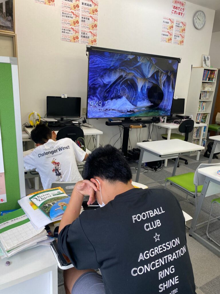 テスト勉強を頑張る兄につられて、中１の弟くんも自習に来てくれました。