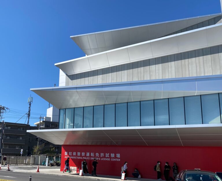 新しくなった運転免許証試験場で免許の更新を。子どもたちにはホント車に気をつけて欲しいですね。