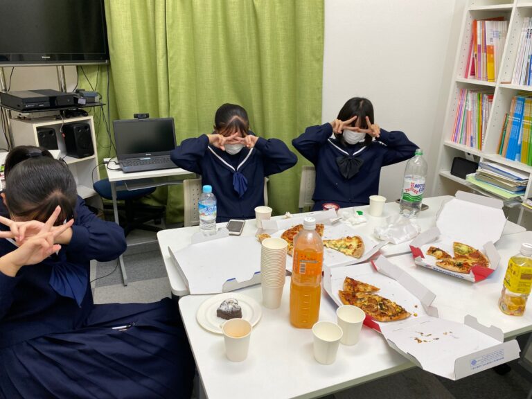 中３生は全県模試を外部会場で受験！　生徒が私に勝ったので、急遽ピザパーティーを開催しました！