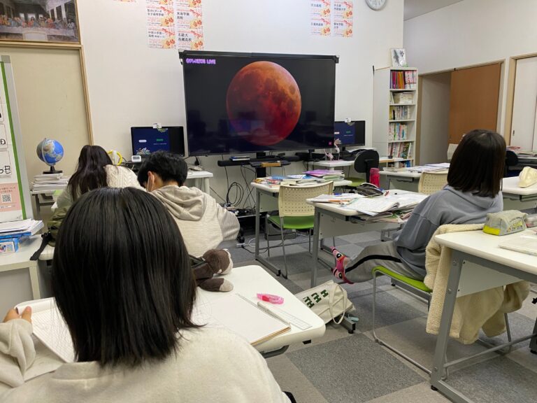 今日は皆既月食！　外でも教室でも、どちらでもきれいな赤銅色の月食の月を見ることができました！