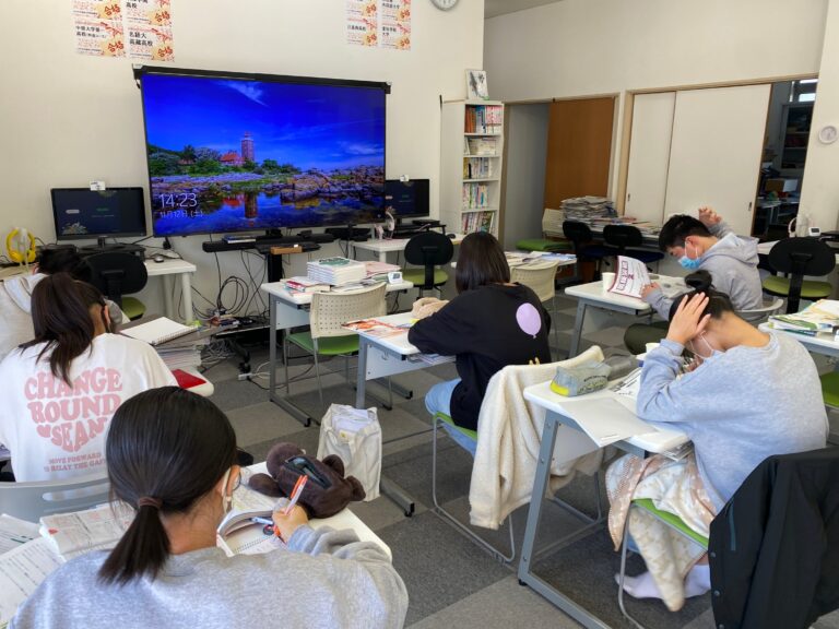 期末テスト直前の週末、12時間以上いる中3生、10時間以上の中１、中２生たちが頑張ってくれています！