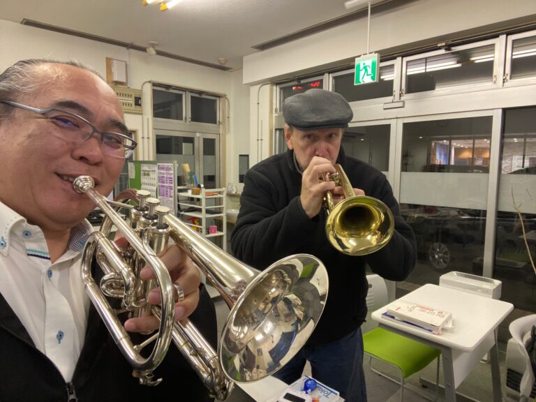 手作りのクリスマスの電子紙芝居をもって、マーク先生が来てくれました！