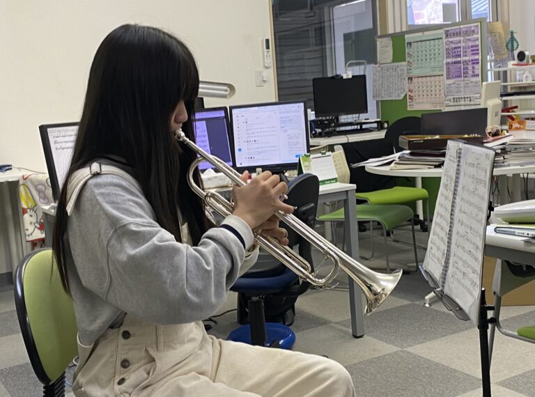 休日は、趣味の吹奏楽のお話を 　～生徒と一緒に塾で練習できました！～