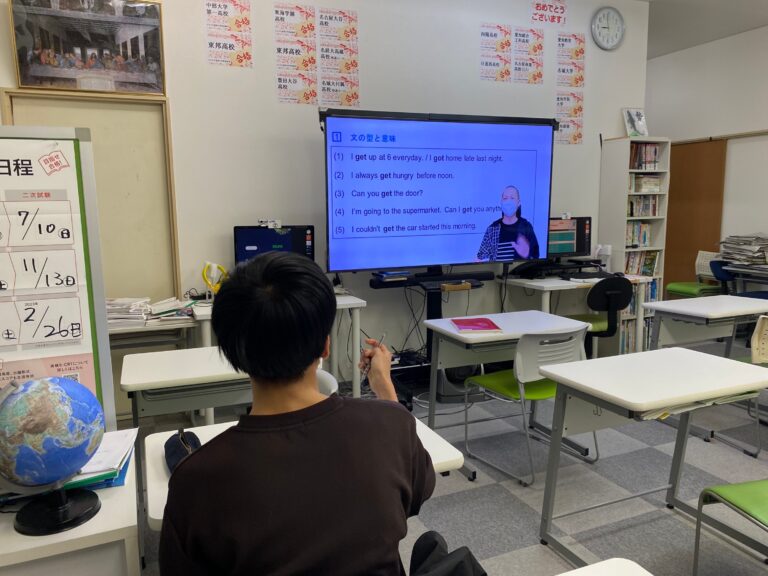 普通科の生徒たちは英語の予習を！　では、商業科に進む生徒の予習は？