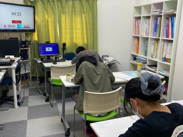 先日都合が合わなかった生徒向けに、第１回愛知全県模試を実施！　終わったらすぐに見直しもやってくれています！