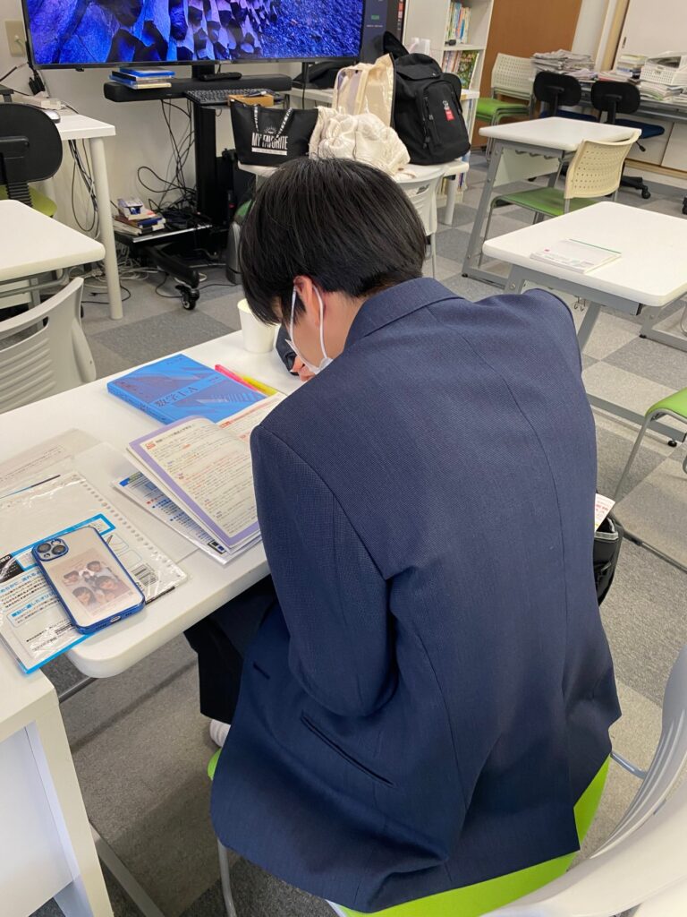 大学、高校と入学式が続きますね。早速高校の制服で塾に勉強にきてくれました！