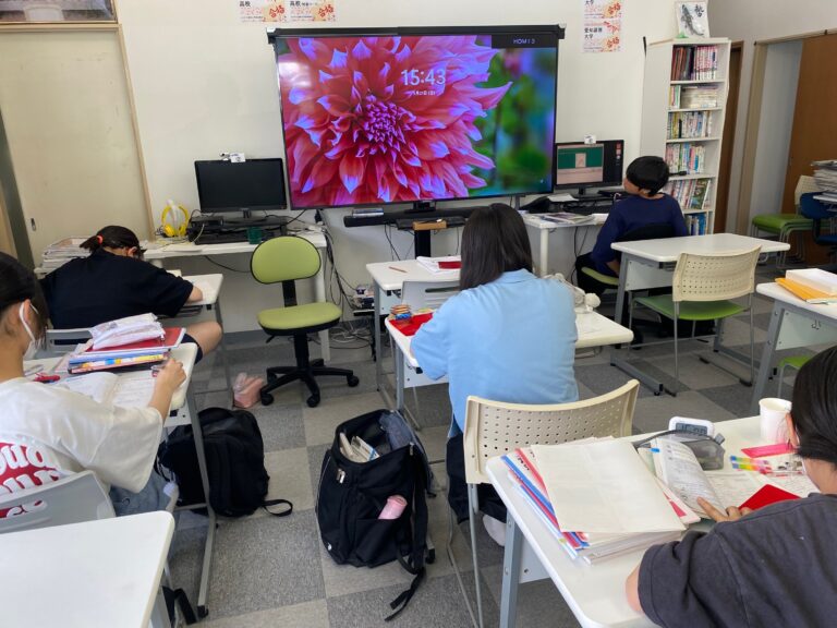 中間テストに向けテスト勉強する高校生につられて、中学生も勉強に来てくれています！