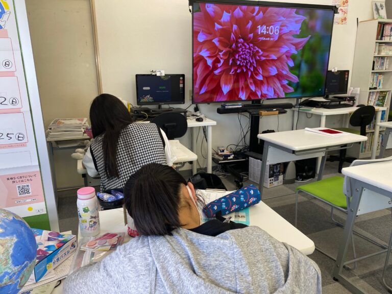 今日は、野外活動の振替休日。テストが近いからと昼から自習に来てくれました！