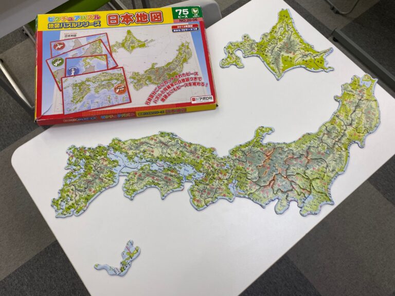 中3と中２の姉弟が〇〇を使って地理の復習を。大きさも形も場所も覚えるならこれが一番！