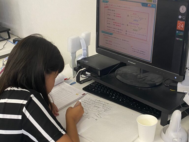 夏期講習中に、楽しそうに中学生の内容に挑戦中の小６生。自分で決めて挑戦するって大切ですね！