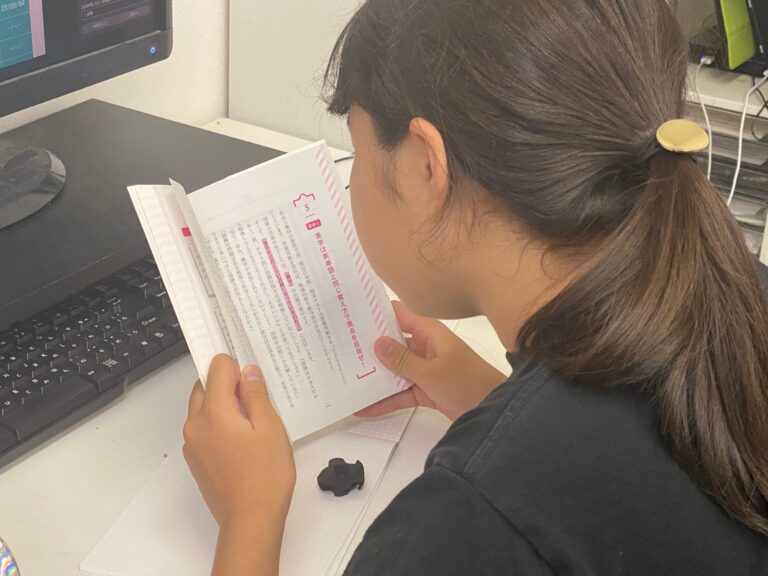 読んでる本は、くにたて式「中学生勉強法」小６生が、中学の勉強法の予習中です！