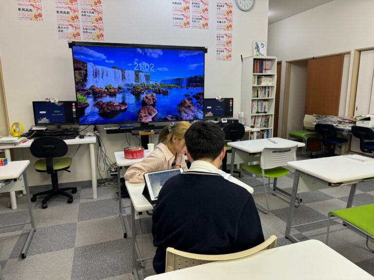 大学入試にむけ、最後の調整！　外大生に協力してもらって英語ディスカッションの最終トレーニングです。　