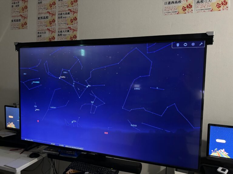 中３生の理科が天体に入りました。早速今どんな星が見えるか気になって外に見に行く生徒が。