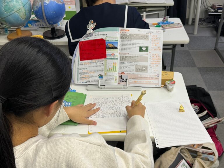 期末テストまで残り２日！　赤シートは暗記に強い味方ですね！