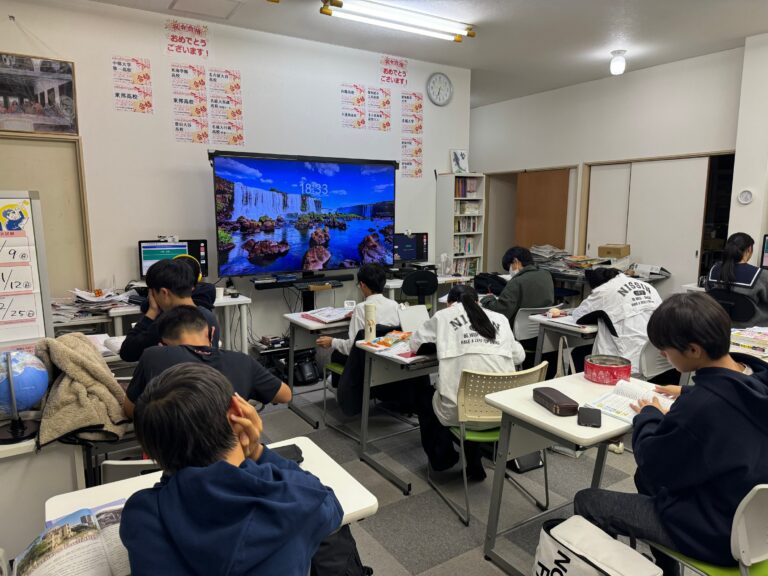 明日は期末テスト！　みんなが勉強に来るので、席が足りなくなりそうに・・・