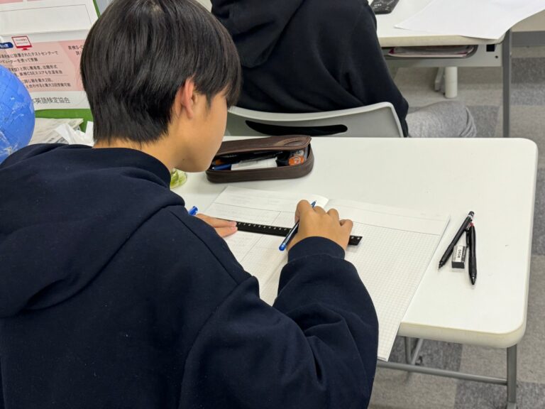 入試対策講座　第７回　模試の結果を振り返り、２週間後の次の模試に向けて何をすべきかを考えてもらいました。