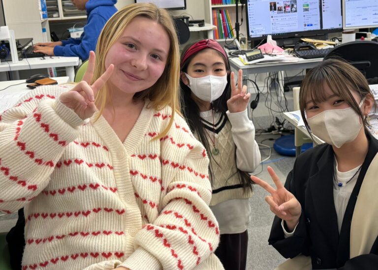 生徒のお宅にホームステイ中の留学生が訪ねてきてくれました！　アメリカに塾が無いので興味津々でした～